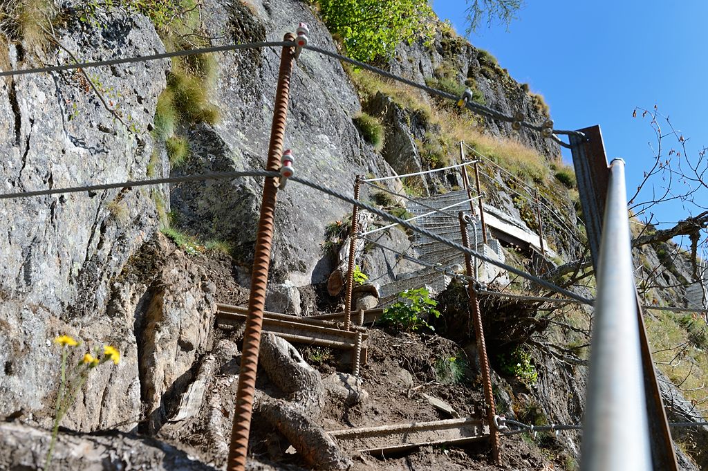 Mit abenteuerlichen Bauten wurde der Zugang zum Aspi möglich gemacht