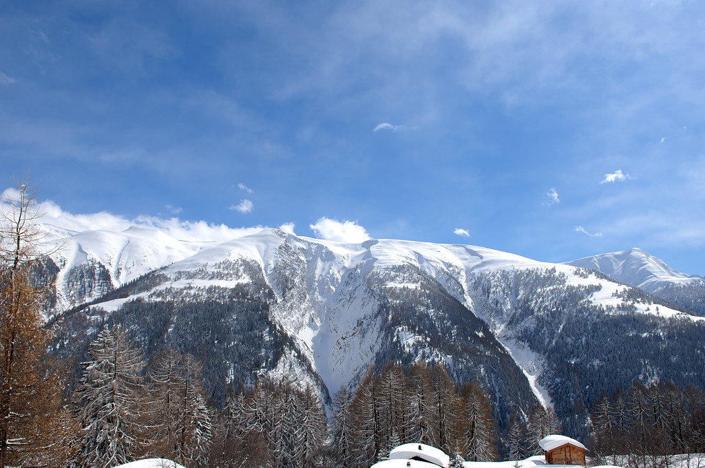 Aussicht vom Chalet auf die verschneiten Berge