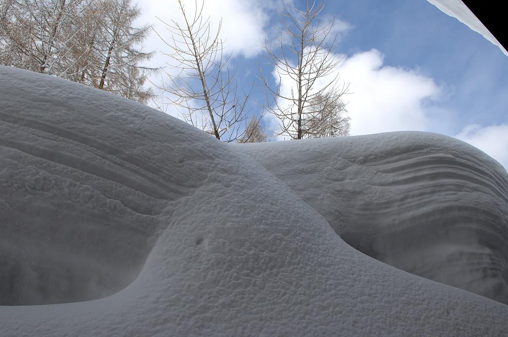 Schneeschicht hinter dem Chalet